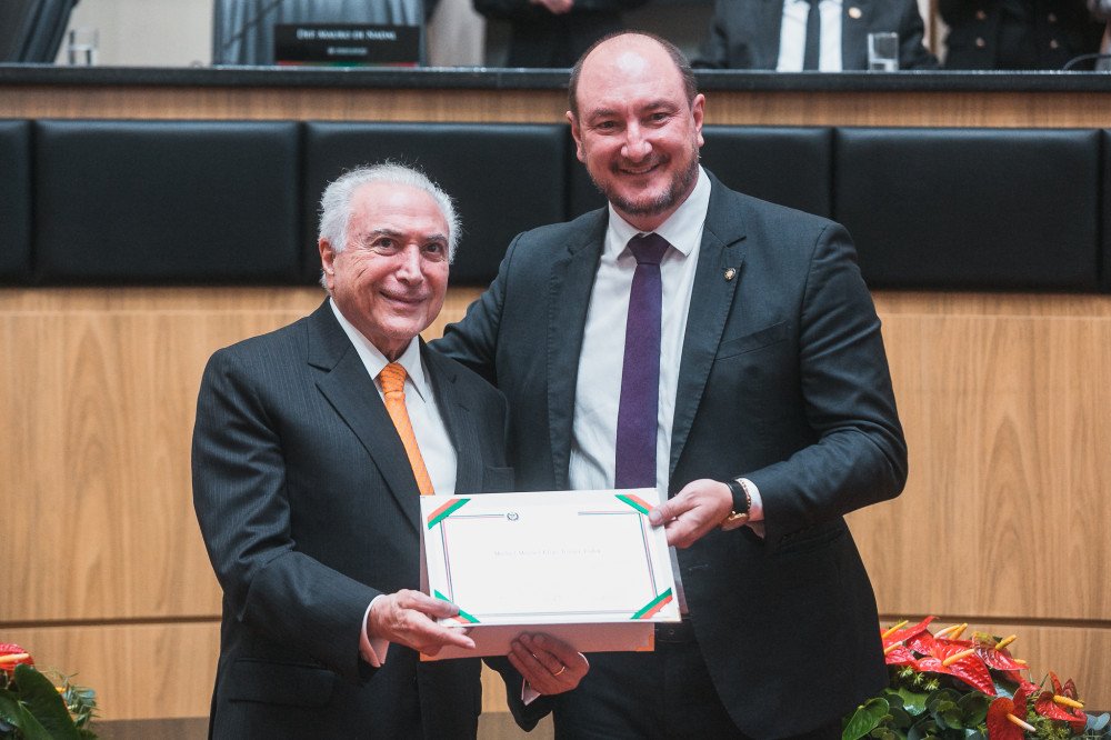 Ex-presidente Michel Temer recebe título de Cidadão Catarinense de deputados