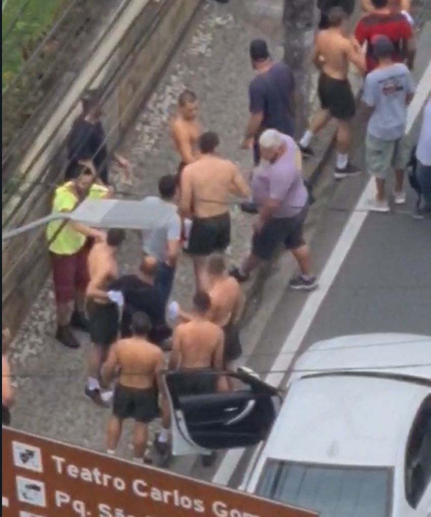 Vídeo: Briga de trânsito em Blumenau, tem troca socos, confusão e até exército