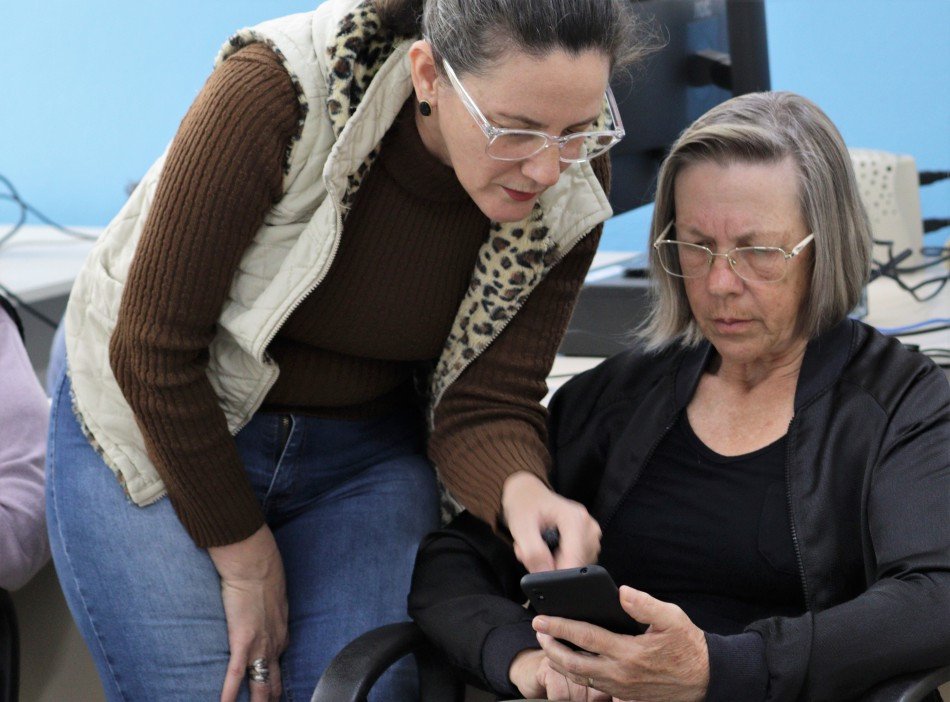 Pró-Família de Blumenau oferece aulas para idosos aprenderem a usar smartphones