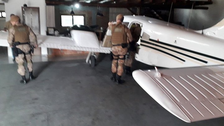 Polícia Militar encontra avião furtado no Paraná em um hangar na cidade de Porto Belo