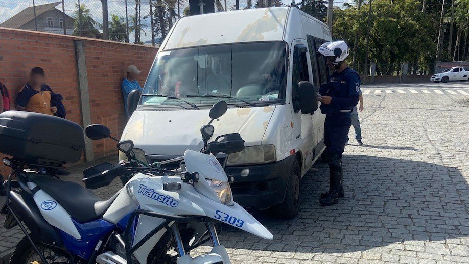 Fiscalização de fretamento apreende veículos irregulares em Blumenau