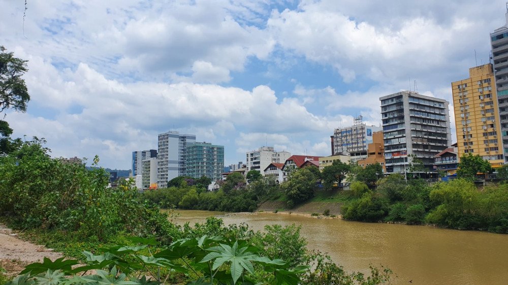 Céu segue com mais nuvens durante o domingo; confira a previsão completa