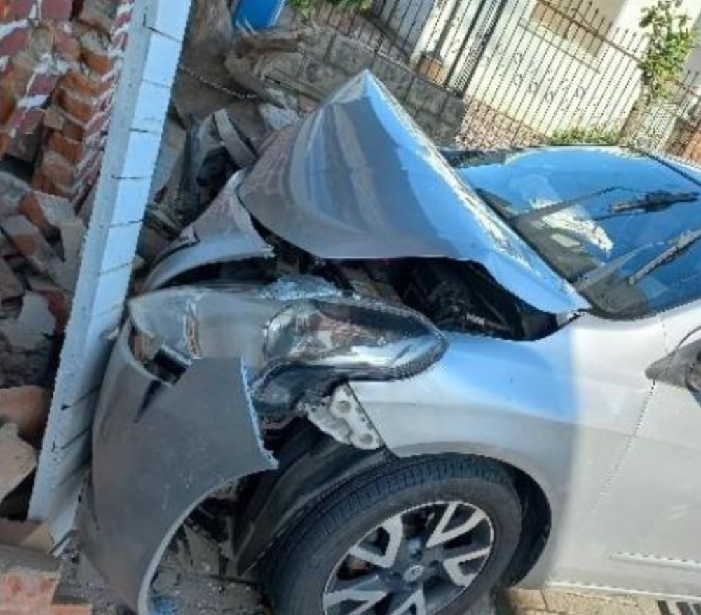 Carro perde freios e atinge pizzaria em Indaial