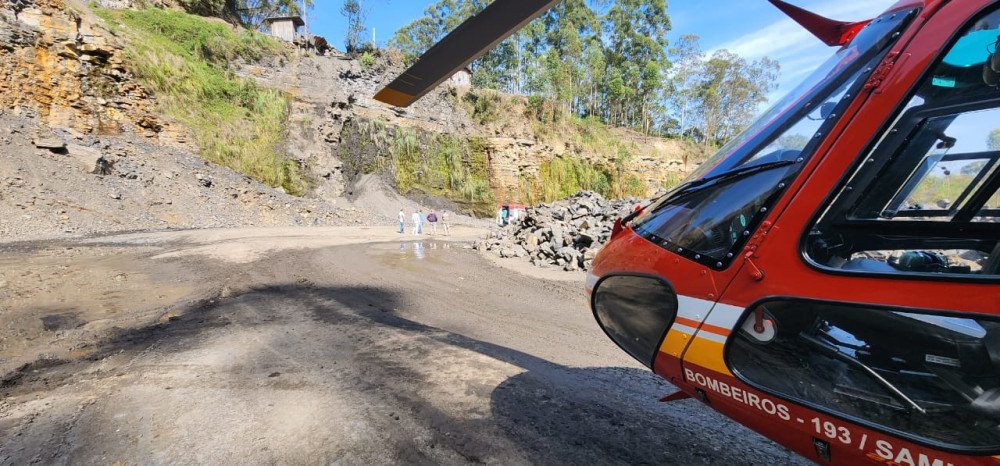 Vídeo: Trabalhador fica gravemente ferido após cair de mais de 30 metros em pedreira no Alto Vale