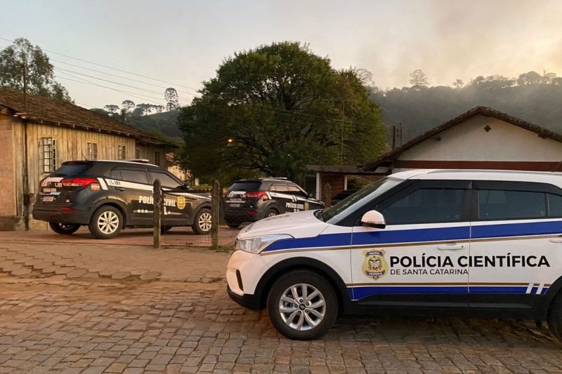 Homem que tinha mais de 100 materiais de pornografia infantil em aparelho é preso em SC