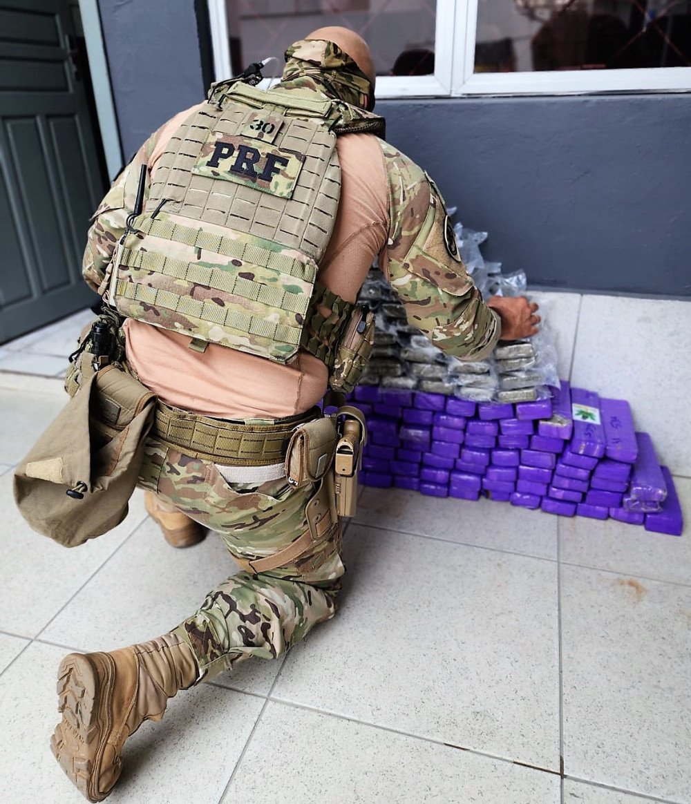 Mulher é flagrada com mais de 100 kg de drogas na BR-101 em Itajaí