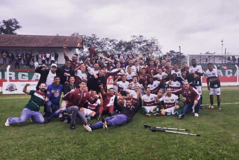 Elenco do Blumenau comemorando vitória na Série B do ano passado. Foto: Divulgação/BEC