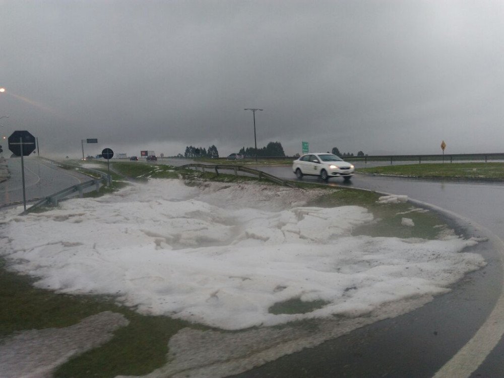 Fotos e vídeo: Chuva de granizo deixa estradas da Serra Catarinense cobertas de gelo
