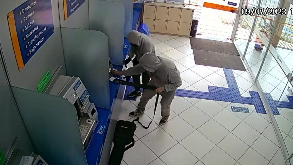 Casal suspeito de furtar caixas eletrônicos em Blumenau é preso; prejuízos passam dos R$ 15 mil