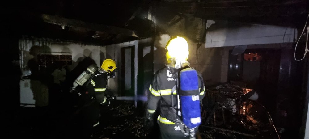 Bombeiros de Gaspar controlam incêndio em residência