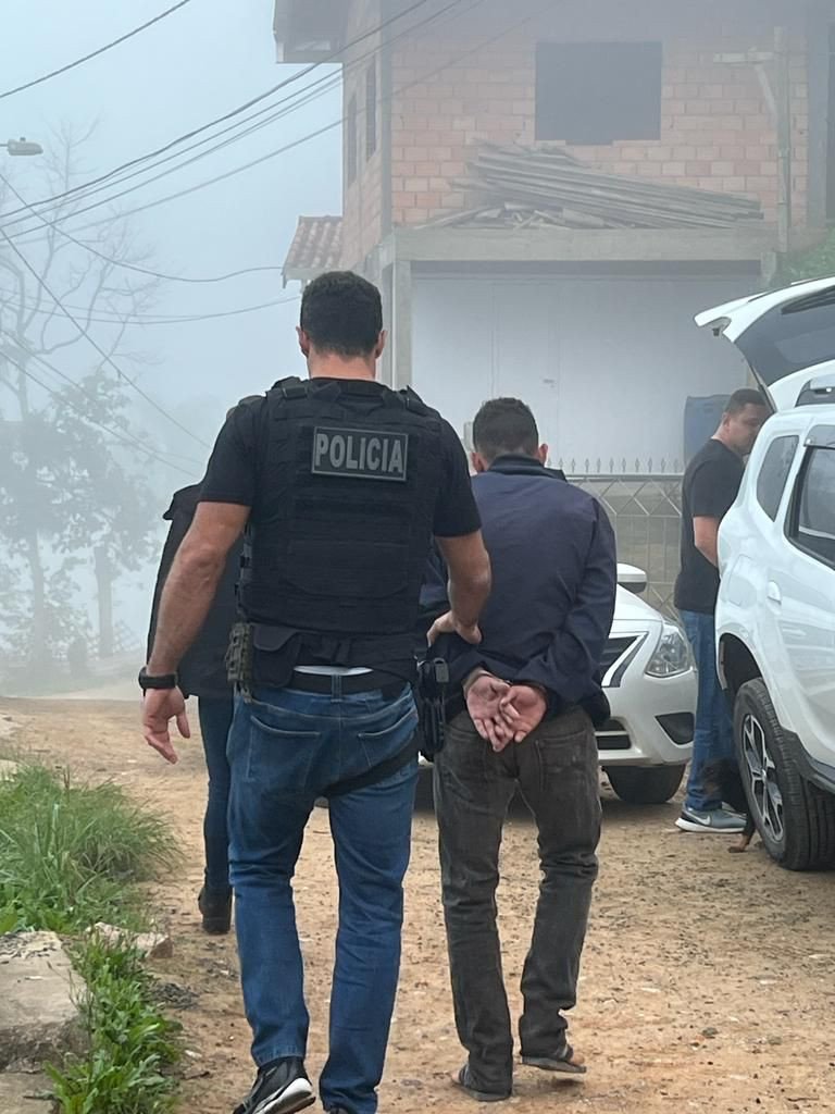 Após jogar drogas pela janela do carro, polícia identifica autor e cumpre outros mandados contra o tráfico em Blumenau e Grande Florianópolis