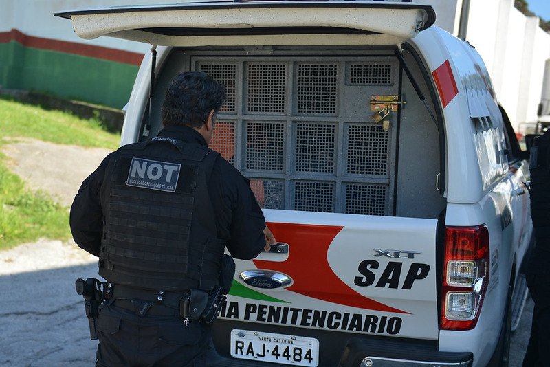 Durante perseguição policial, foragido tenta escapar e invade faculdade de Brusque