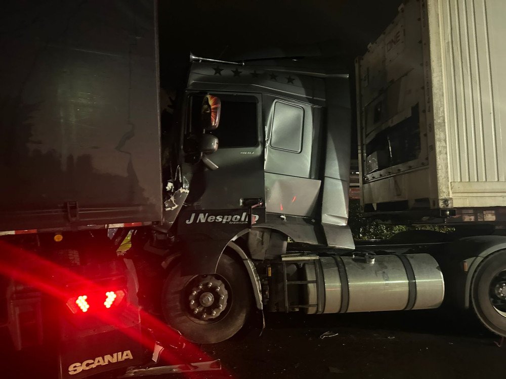 Acidente entre carro e duas carretas deixa feridos na BR-470 no Alto Vale