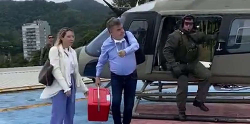 Vídeo: Com apoio do helicóptero da PM, coração é trazido de Tubarão para Blumenau
