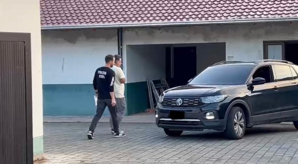 Imagens exclusivas: Professor suspeito de sequestro em Pomerode é encaminhado ao Presídio Regional de Blumenau