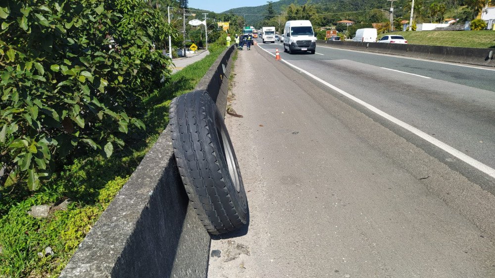 Homem morre após ser atingido por pneu de guindaste em Biguaçu