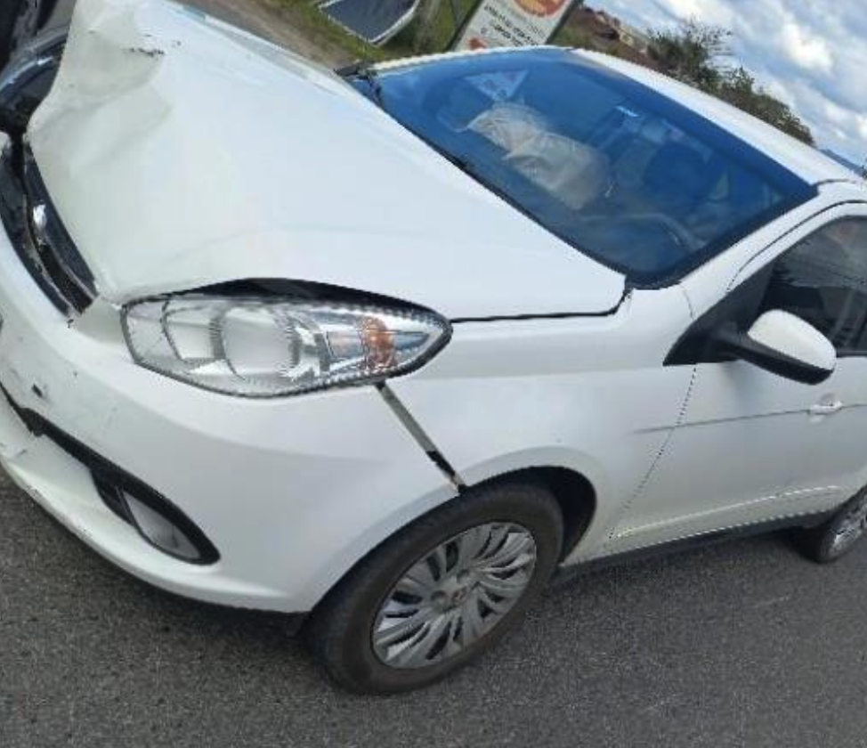Acidente entre dois carros deixa um ferido em Indaial