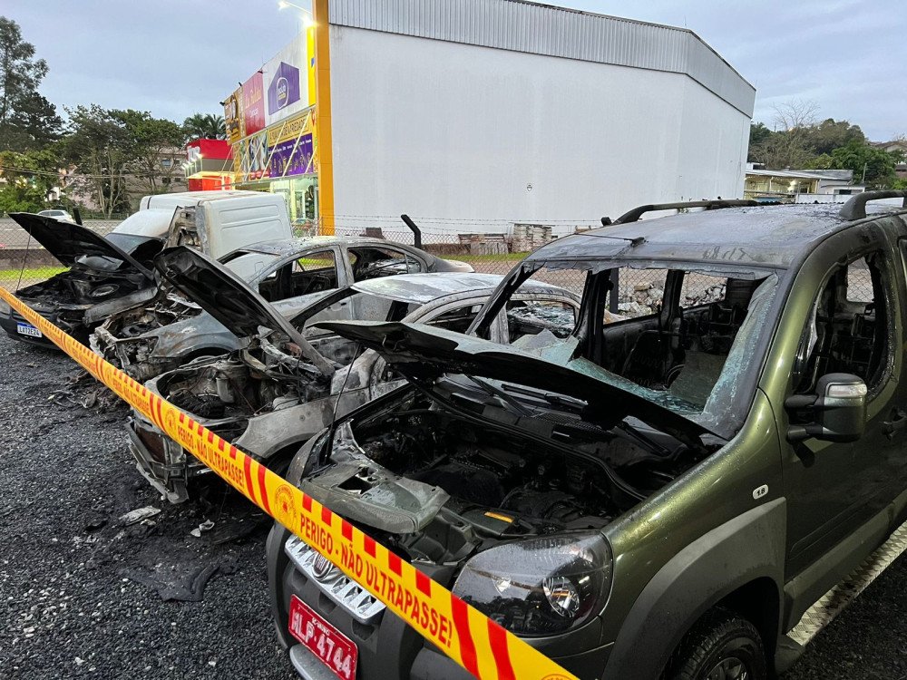 Vídeo: Revendedora de carros é atingida por incêndio durante a madrugada em Blumenau