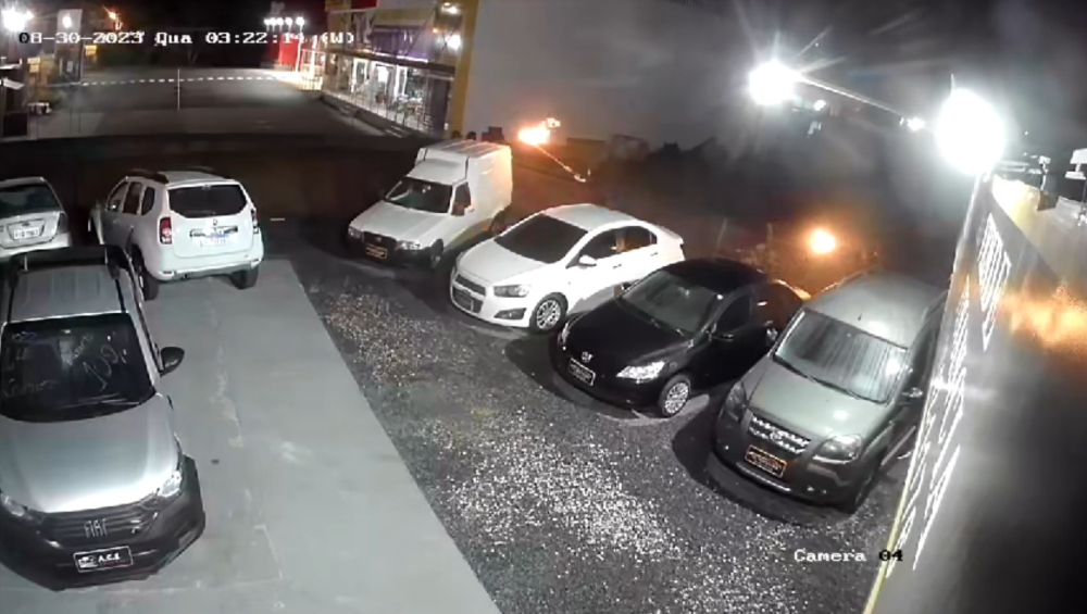 Câmera de segurança flagra dupla ateando fogo em revendedora de carros de Blumenau