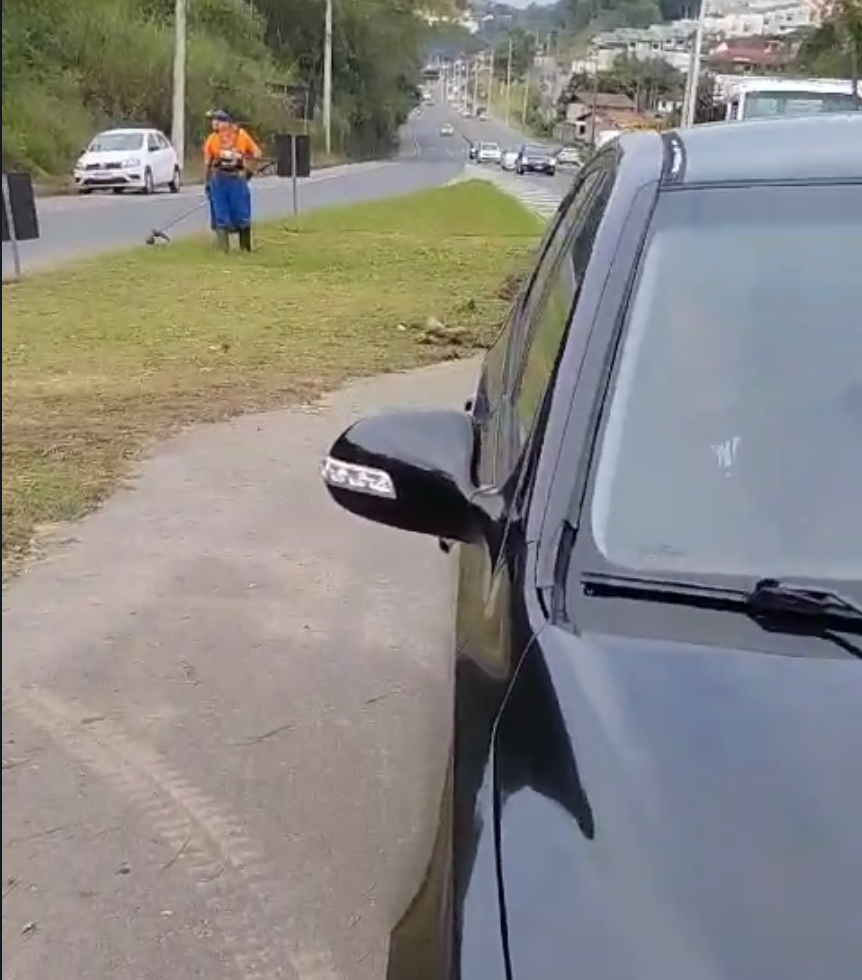 Vídeo: Roçada sem proteção nas ruas de Blumenau preocupa motoristas