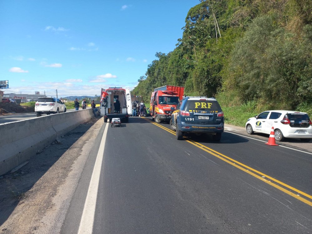 Batida entre moto e caminhão na BR-470, em Gaspar, deixa uma pessoa ferida nesta quarta-feira