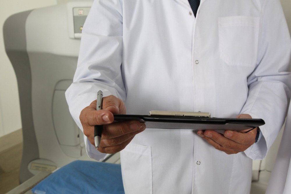 Saúde abre inscrições para contratar médicos e outros profissionais da área no Estado