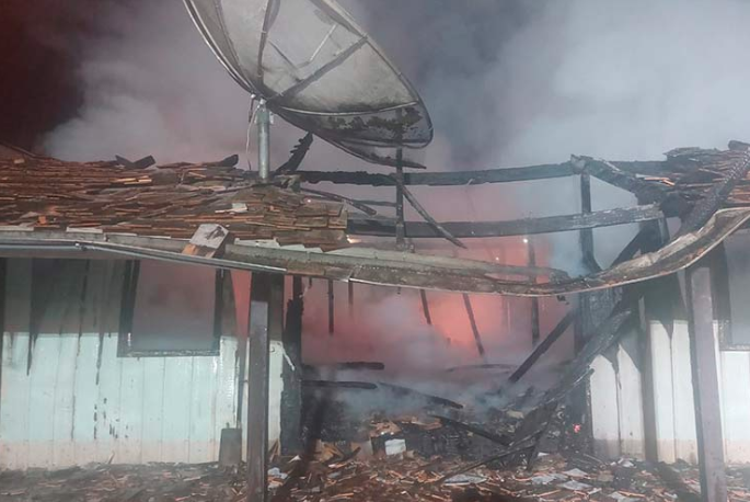 Incêndio destrói casa no bairro Salto do Norte em Blumenau