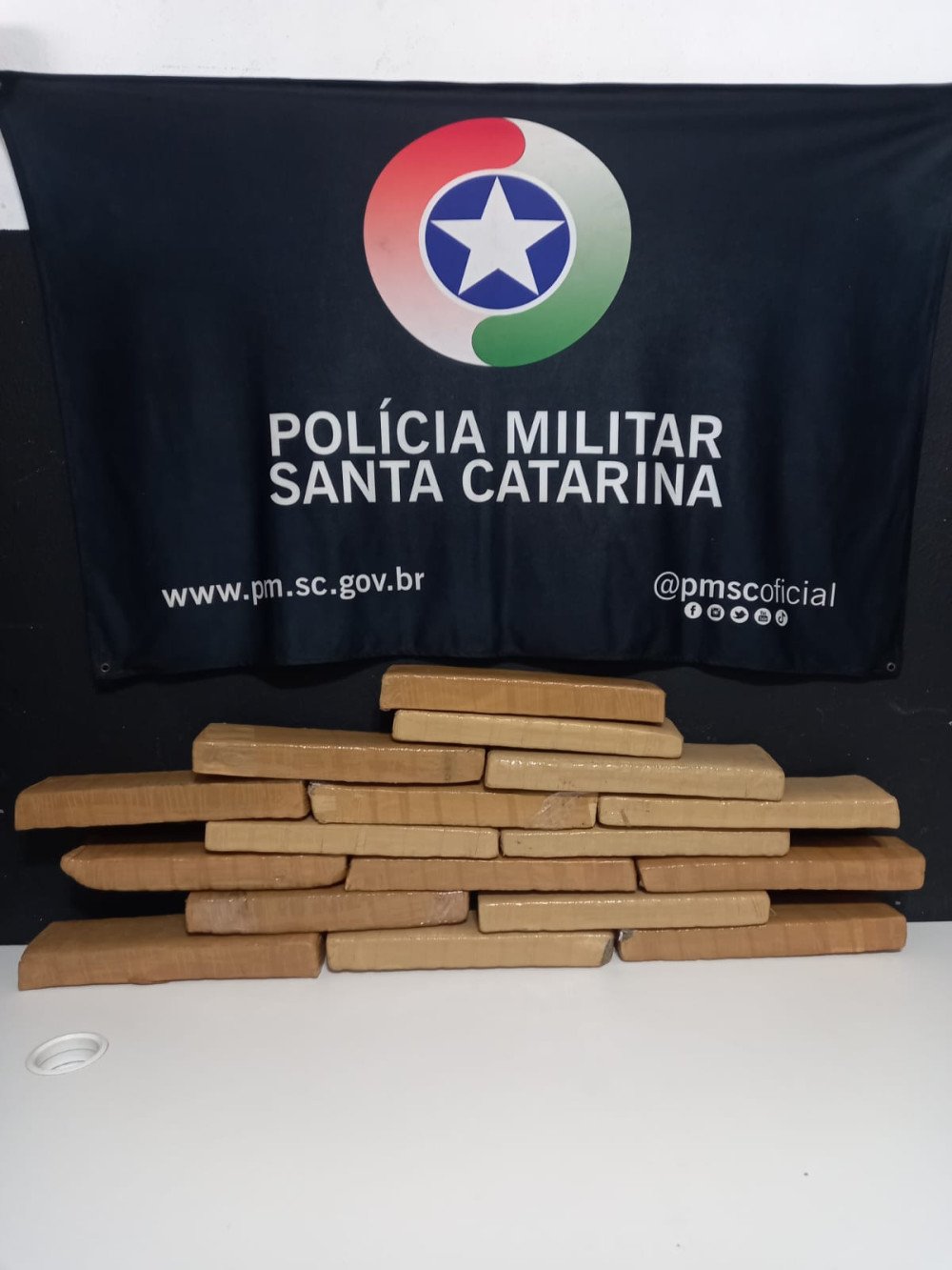 Mulher é presa com mais de 12kg de maconha em Itajaí
