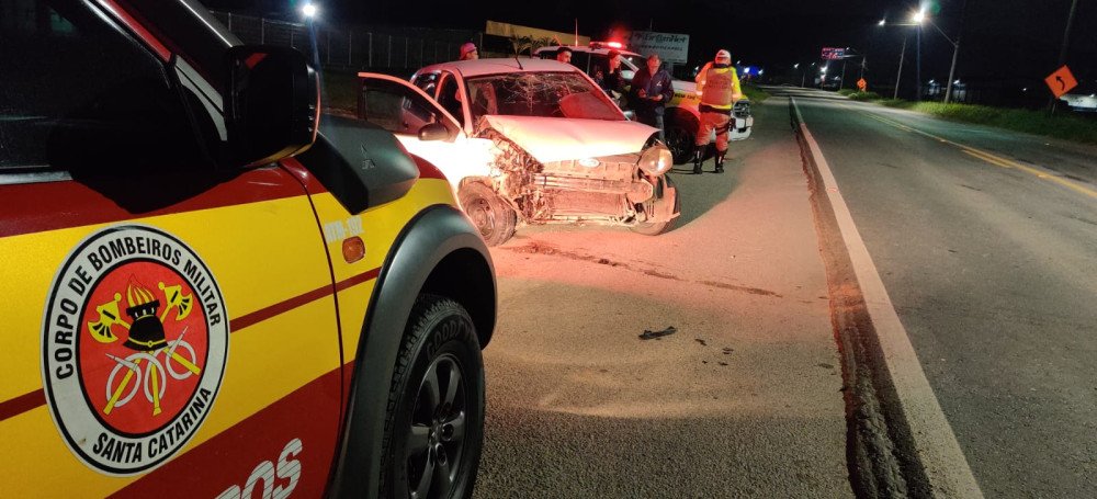 Acidente entre carro e caminhão deixa feridos nesta sexta em Gaspar