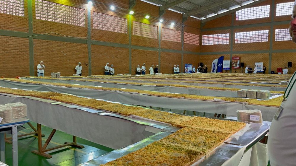 Blumenau comemora aniversário com cuca gigante; iguaria teve 199 metros de comprimento