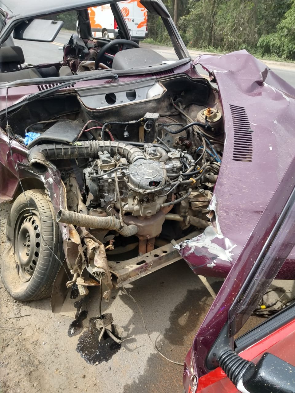 Acidente entre carro e caminhão deixa motorista ferido no Alto Vale