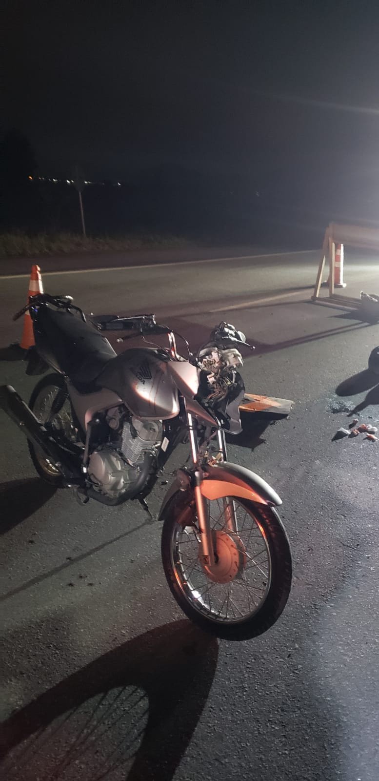 Motociclista se perde na obra de duplicação da BR-470 e bate em placa