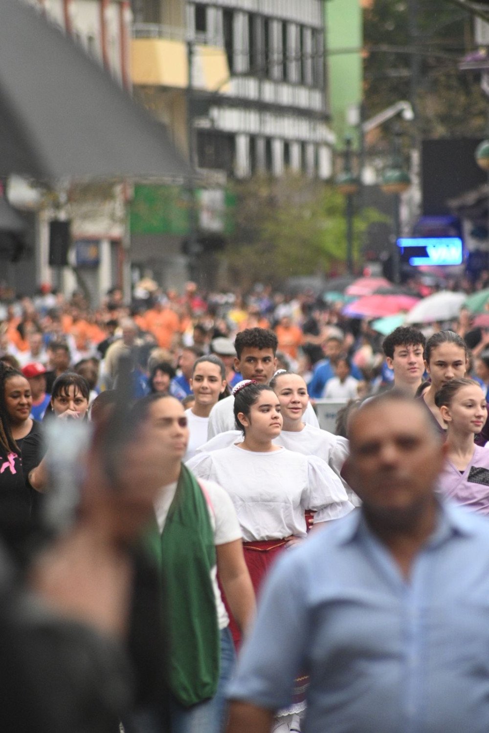 Fotos: Mesmo com chuva público acompanha desfile de aniversário de 173 anos de Blumenau