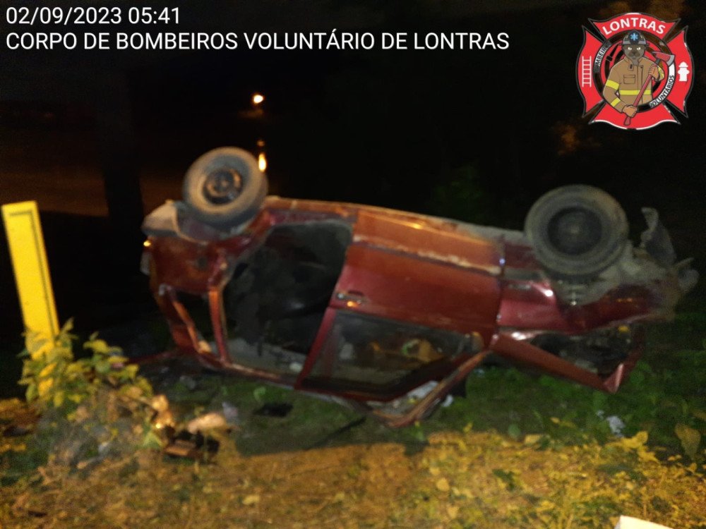 Carro capota às margens de rio em Lontras e quatro pessoas ficam feridas