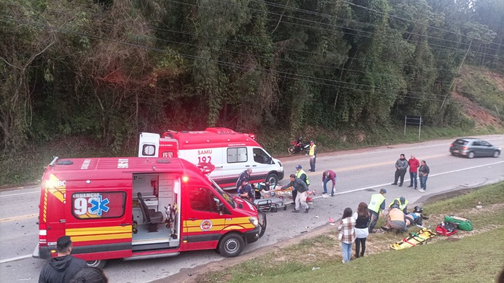 Condutor e passageira de moto ficam politraumatizados em grave acidente na Rodovia Ivo Silveira, em Brusque