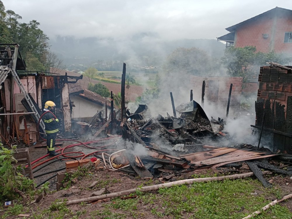 Casa de bombeiro voluntário de Lontras pega fogo e corporação se une para arrecadar doações