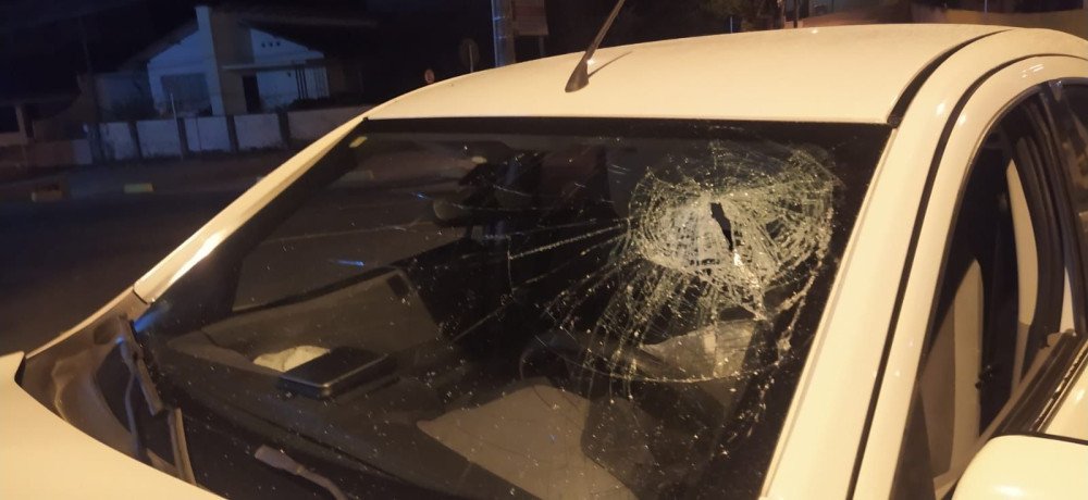 Motorista foge após acidente que deixou passageira ferida em Blumenau durante a madrugada