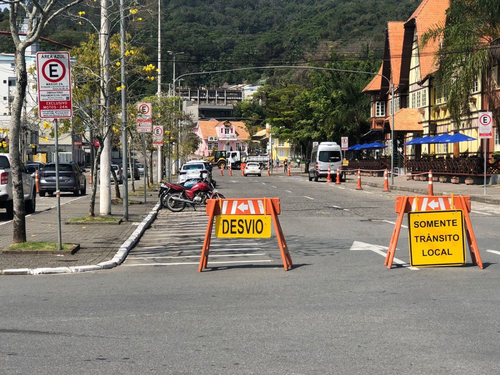 Começam as alterações no trânsito para Oktoberfest Blumenau: Rua Alberto Stein já tem trecho interditado