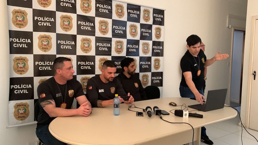 Ao vivo: Polícia Civil conta detalhes da operação contra fraude e desvio de dinheiro público no Samae de Blumenau