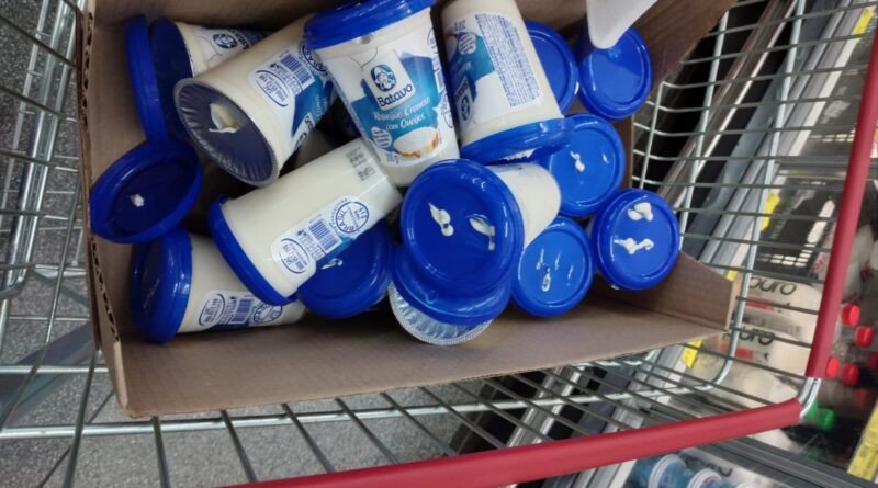 Procon de Gaspar apreende produtos vencidos em supermercado