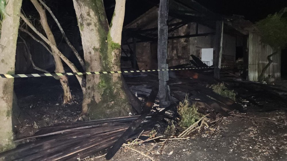 Incêndio destrói galpão em Salete, no Alto Vale