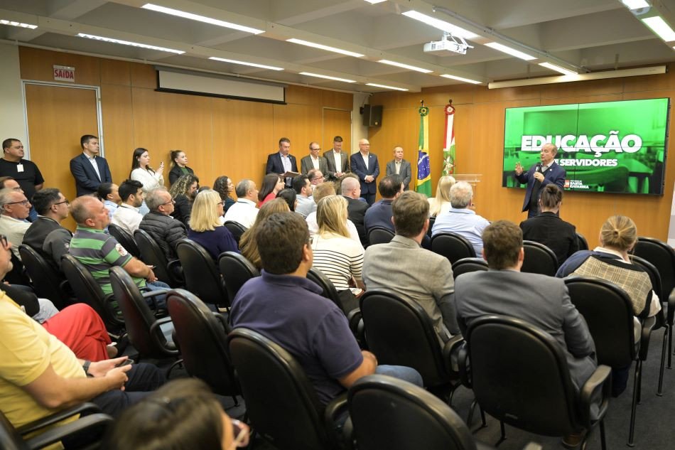 Governo de SC anuncia concurso público para a educação com 10 mil vagas