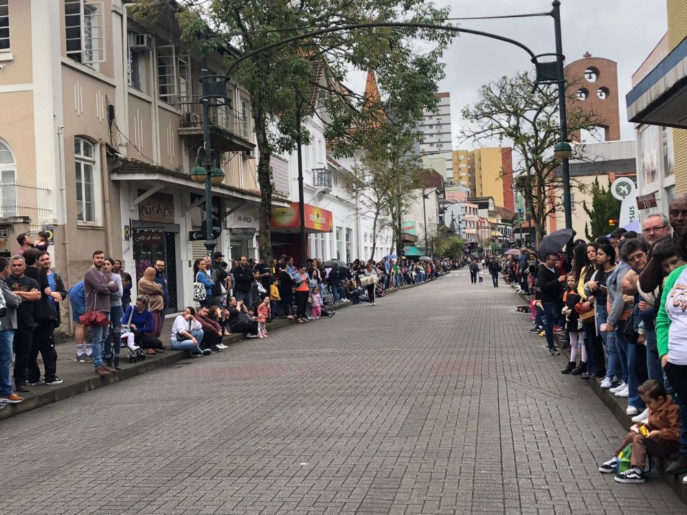 Desfile de 7 de setembro mantido em Blumenau; público já se concentra na rua XV de Novembro