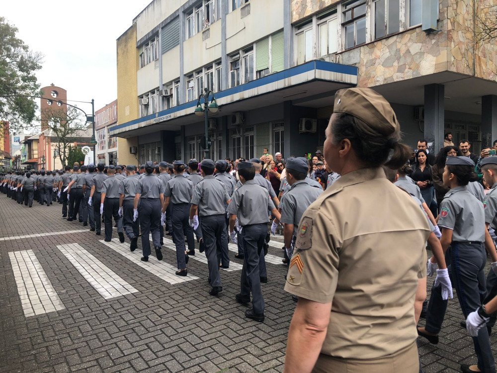 Vídeo: Público prestigia Desfile de 7 de Setembro em Blumenau