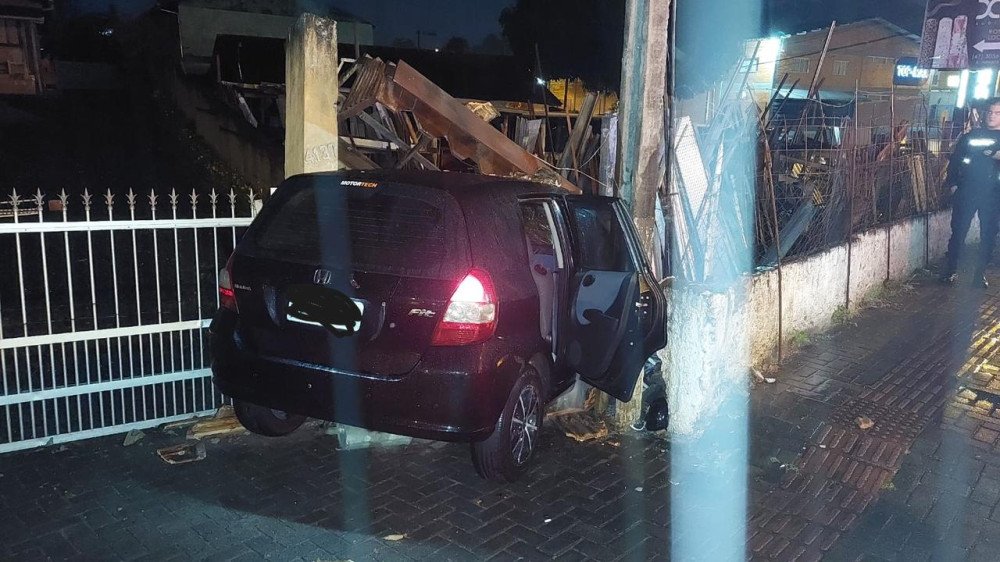Carro bate em poste e energia é desligada para socorrer vítima em Blumenau