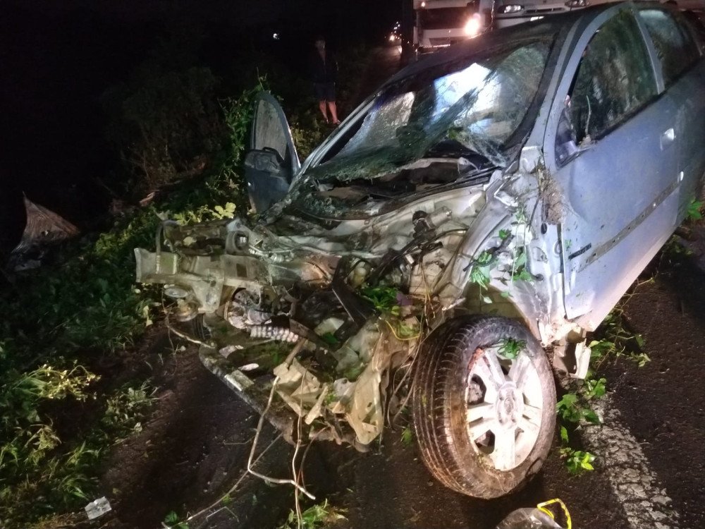 Carro cai em ribanceira após acidente na BR-470 no Alto Vale
