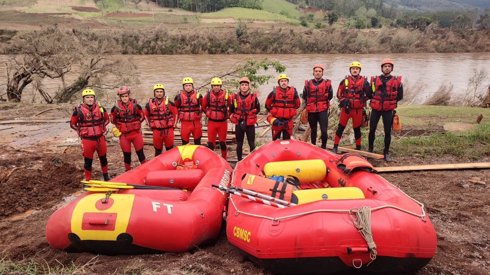 Bombeiros de SC continuam auxiliando nas buscas por sobreviventes no Rio Grande do Sul