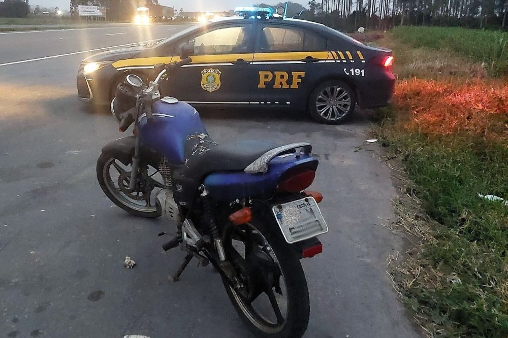 Esperando o dono: motocicleta furtada é largada na BR-470 e recuperada após quatro anos