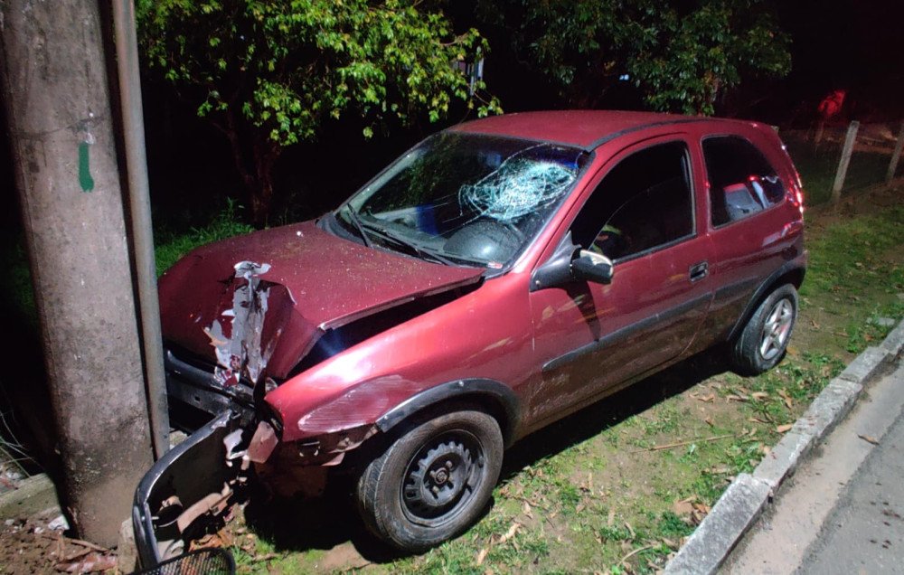 Motorista perde o controle do carro e bate contra poste em Gaspar