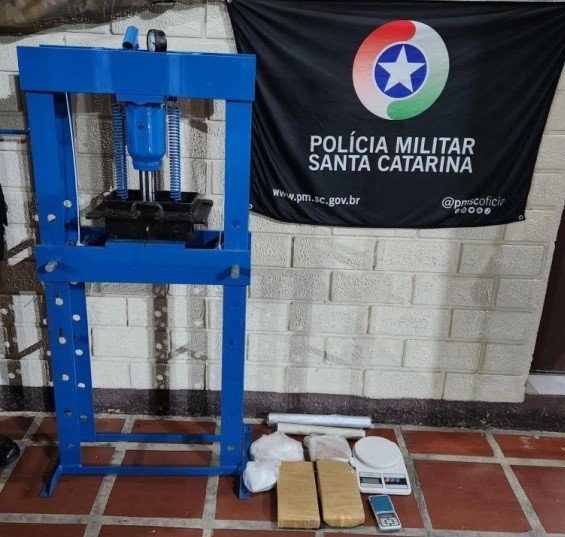Polícia encontra ponto de drogas no bairro Itoupavazinha em Blumenau